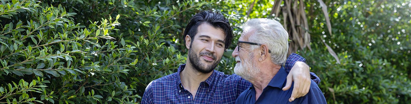 Deux hommes - un père et son fils - se regardant avec tendresse