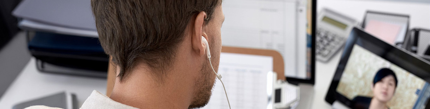 Homme regardant l'écran de son ordinateur portable