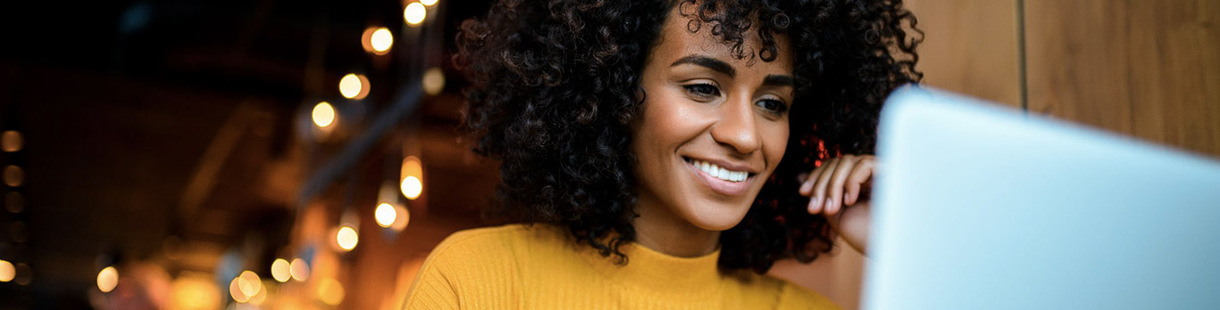 Femme dans un bureau souriant