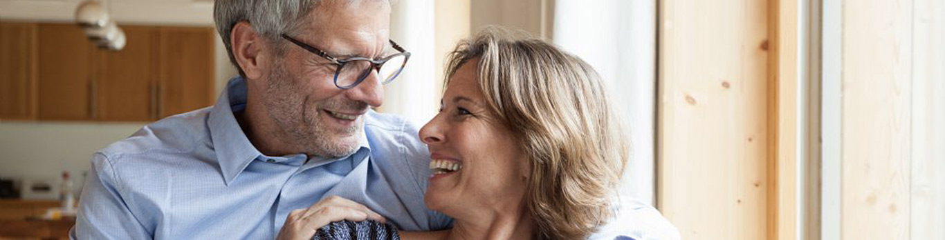 homme et femme se regardant en souriant