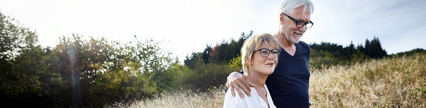 Homme et femme se promenant enlacés