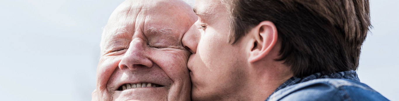 homme embrassant son père âgé