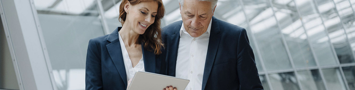 Homme et femme regardant un écran d'ordinateur portable