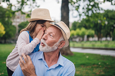 Papy et sa petite fille