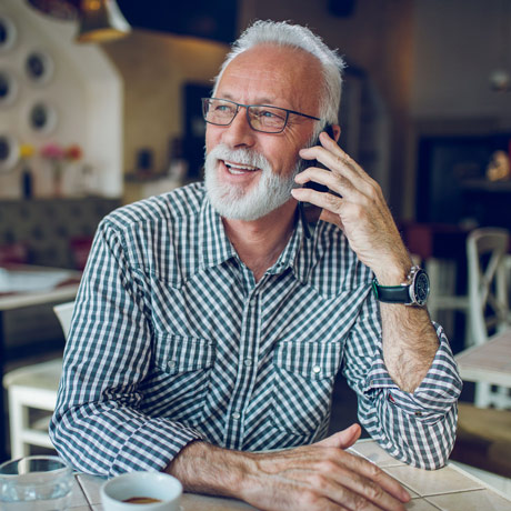 Senior au téléphone