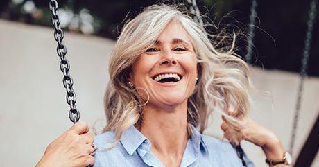 Photographie d'une femme portant un bébé souriant