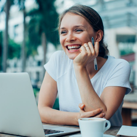 Femme heureuse travaillant sur son ordinateur portable