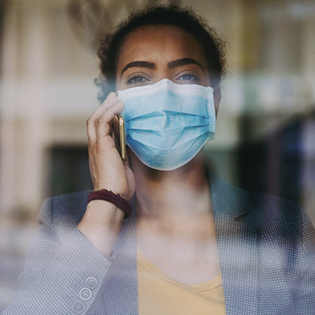 Femme masquée regardant l'objectif