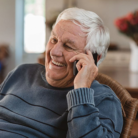 Senior au téléphone