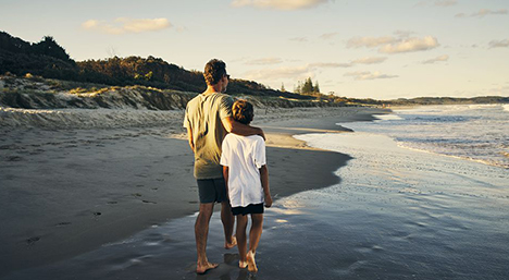 Père et fils sur la plage