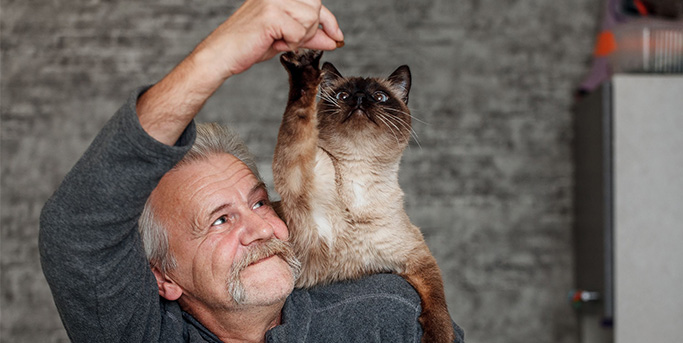Homme avec son chat