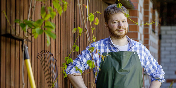 Homme en tenue de jardinage regardant en face de lui