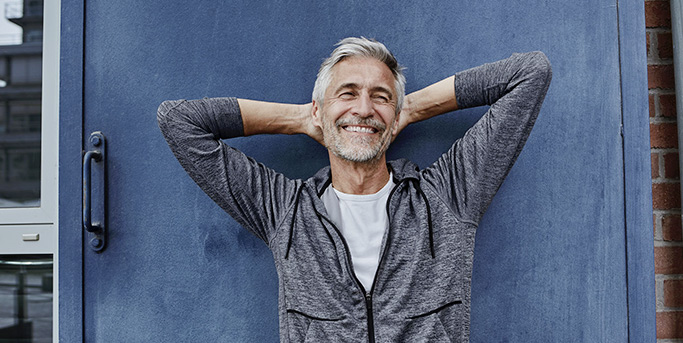 homme souriant en position décontractée