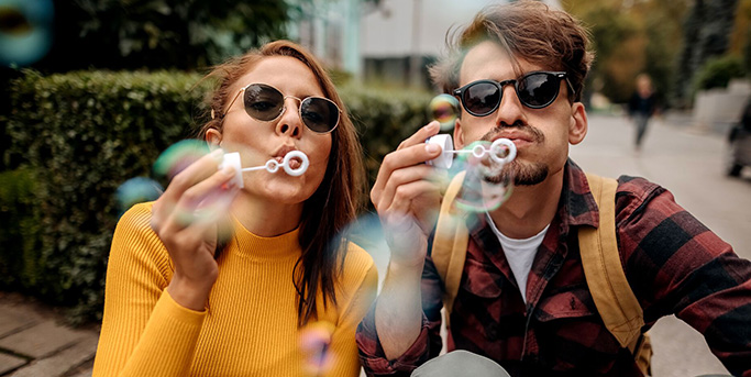 Deux jeunes qui font des bulles