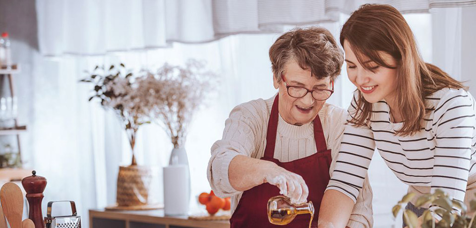 Une femme et sa petite-fille cuisinent ensemble