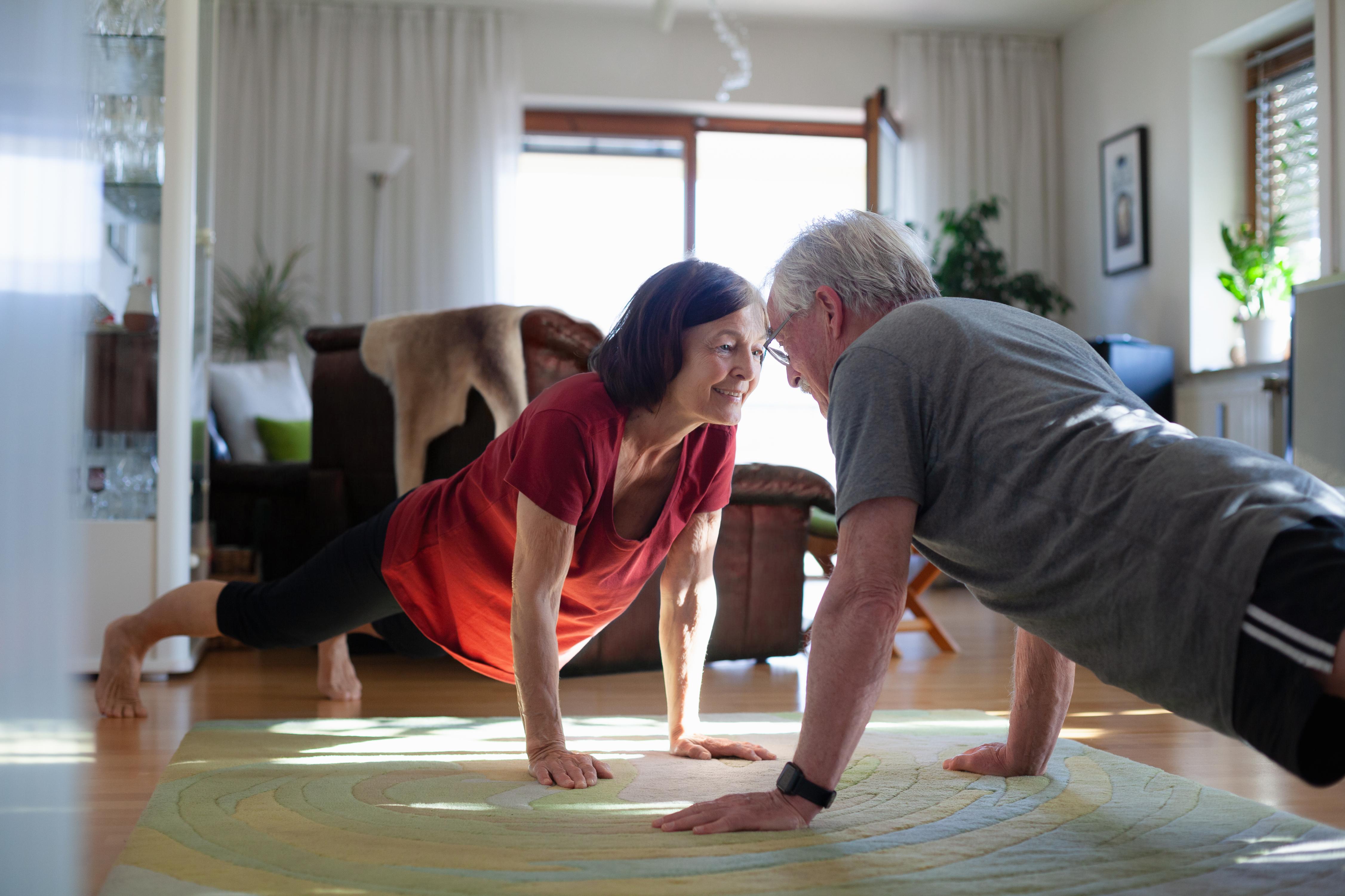 Couple de sénior faisant du sport.jpg
