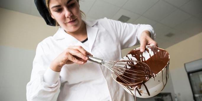 1920 Web Boucher découpant une tranche de jambon