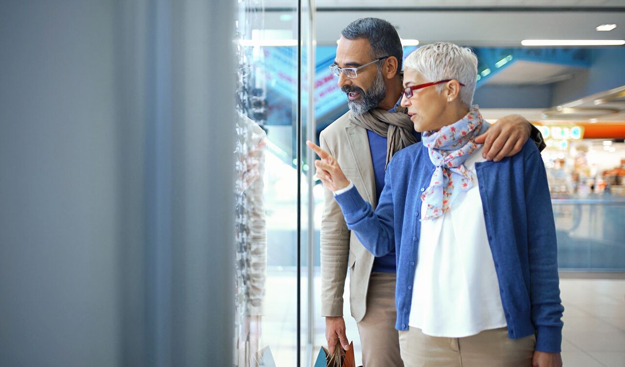 1280  Web Couple regardant à travers la vitrine d'un magasin