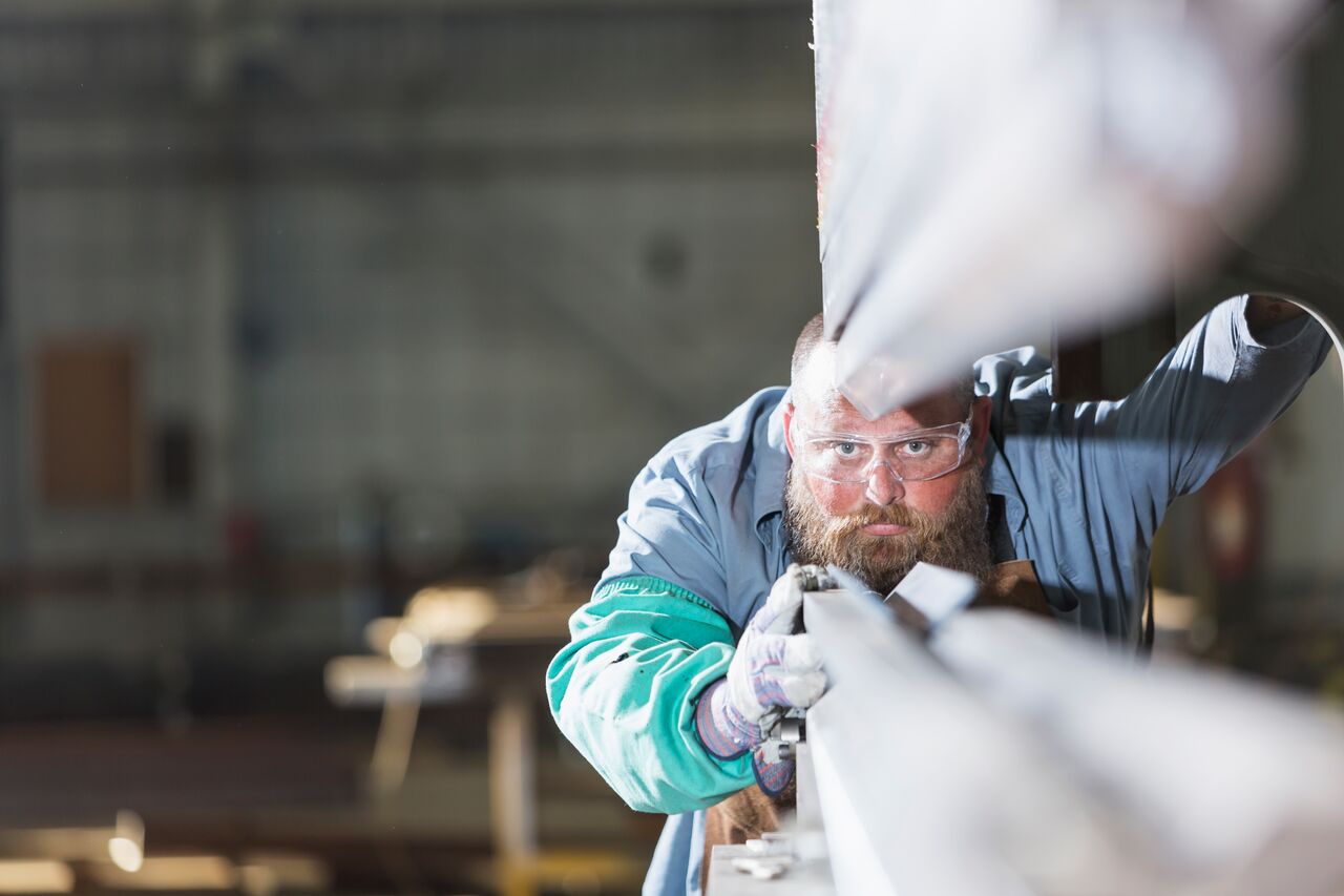 1280  Web Ouvrier dans une usine de fabrication de métal