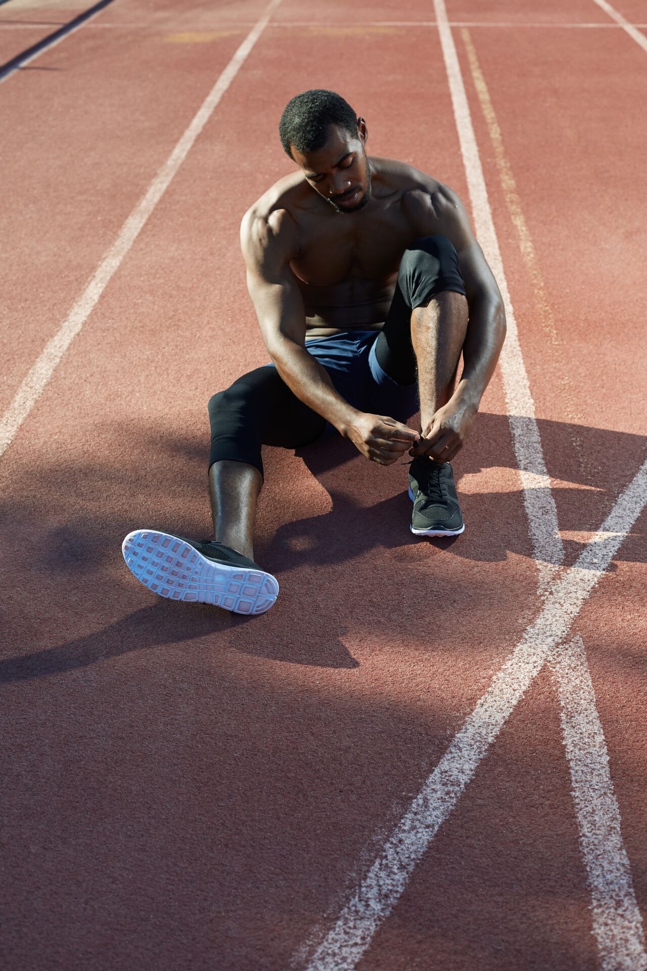 1280  Web Sportif assis sur piste d'athlétisme