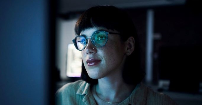 1280  Web Femme devant écran   Cyber Sécurité 683x354