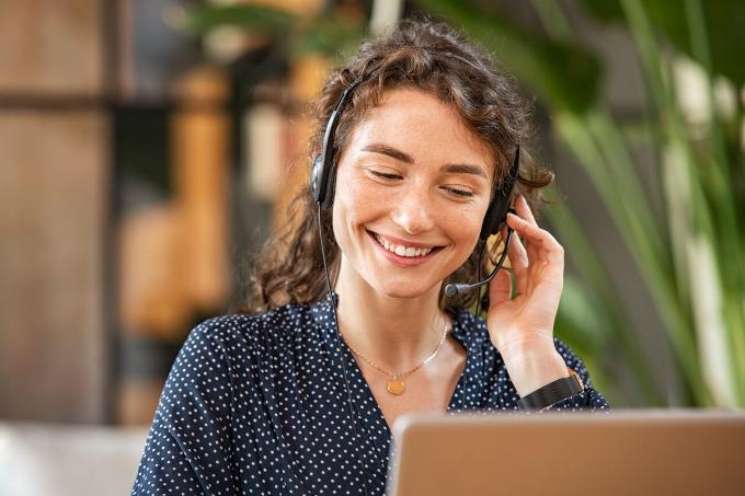 1280  Web Jeune femme en télétravail resize680x453