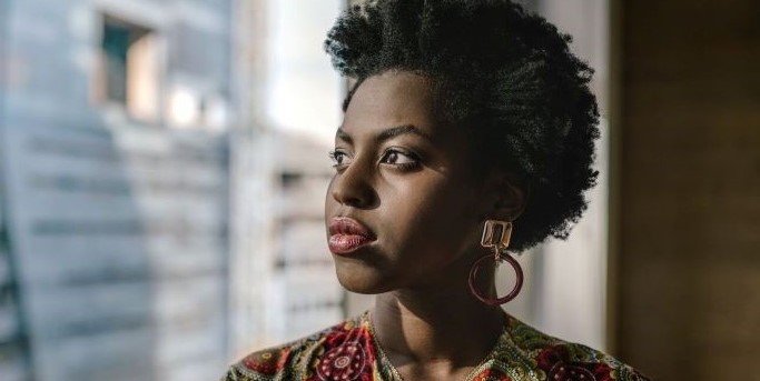 1280  Web Portrait d'une jeune femme 683x343