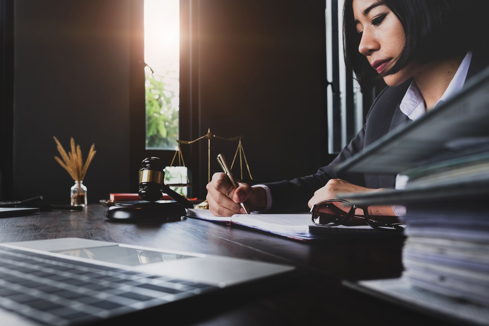 1920 Web Femme examinant des documents à son bureau