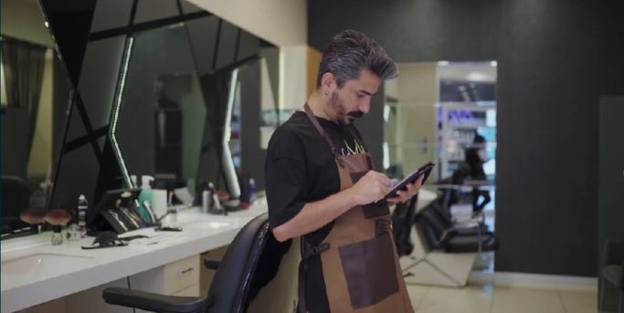 Capture Coiffeur regarde une tablette 683x343