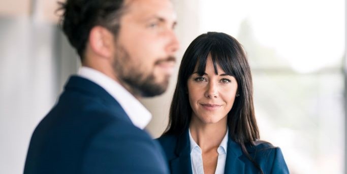Femme et homme en entreprise