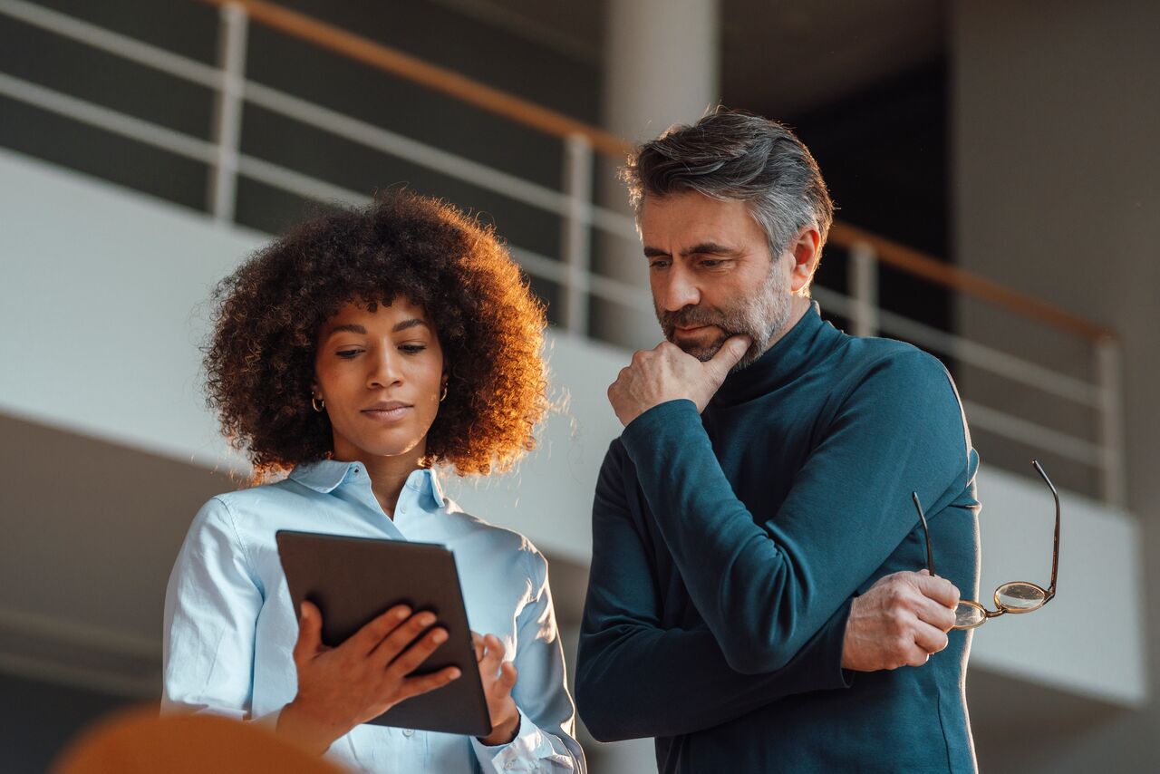 1280  Web Homme et femme regardent tablette au travail