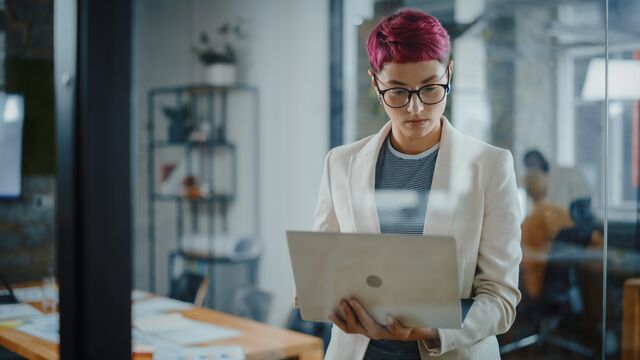 640 Web femme aux cheveux rose au travail