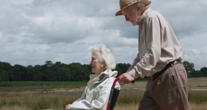 Deux personnes âgées se baladent 683x364