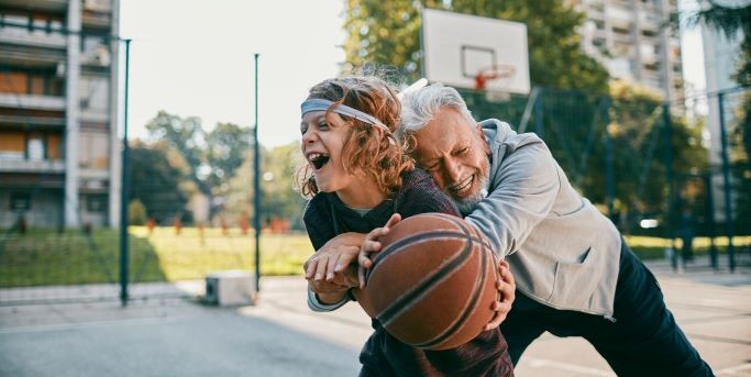 Grand père et petit fils jouant au basket