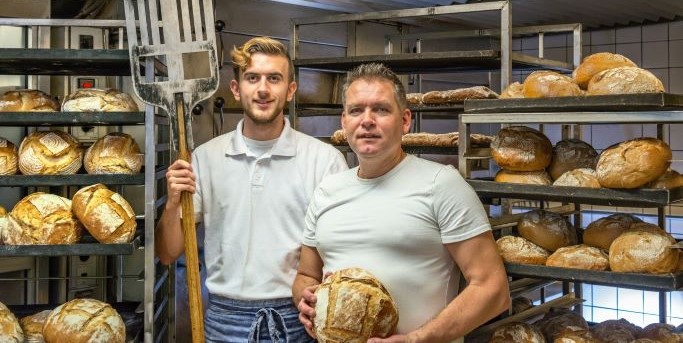 Apprenti boulanger avec son patron