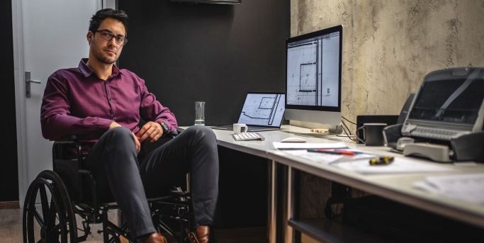 Architecte dans un fauteuil  roulant