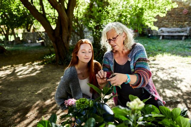Seniore et jeune femme jardinent.jpg