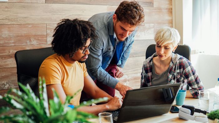 Groupe de collègues travaillant ensemble