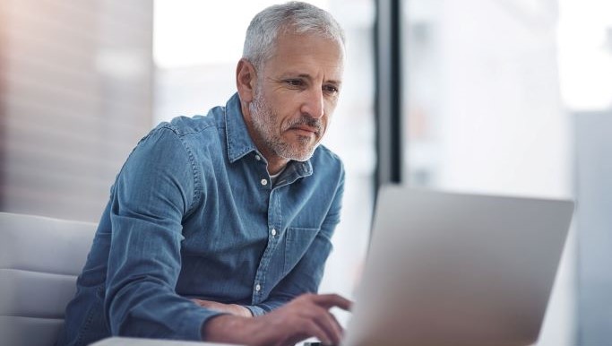 Homme sur son ordinateur