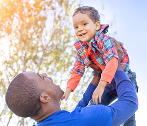 Un homme porte un enfant
