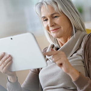 Une femme interagit avec une tablette