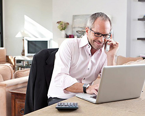 Homme regardant un ordinateur portable