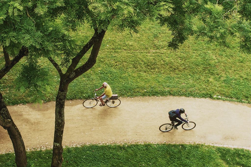 Homme faisant du vélo dans un parc